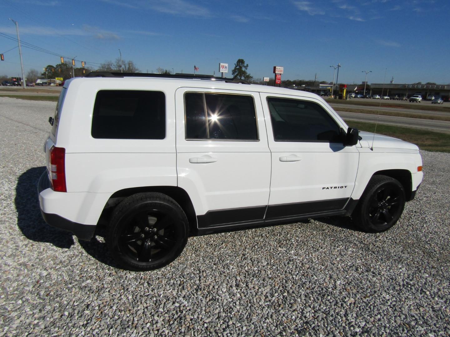 2015 White /Gray Jeep Patriot Sport 2WD (1C4NJPBA2FD) with an 2.0L L4 DOHC 16V engine, Automatic transmission, located at 15016 S Hwy 231, Midland City, AL, 36350, (334) 983-3001, 31.306210, -85.495277 - Photo#7